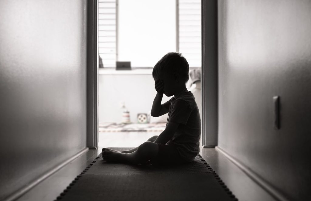 子どもを取り巻く社会問題とは?環境に苦しむ子どもたちに私たちが今できること 1 AdobeStock 420556473